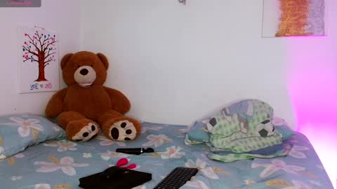 Snapshot of adams_niki chatting on 02-15-25, 08:01 ADAMS Y NIKI online show from 02-15-25, 08:01