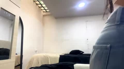 Snapshot of adelein_foxxx chatting on 10-03-25, 08:17 adellein foxx online show from 10-03-25, 08:17