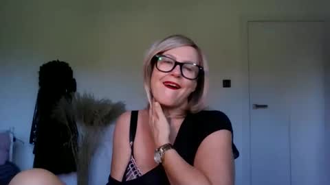 adelemilf40 online show from 09-27-25, 07:02