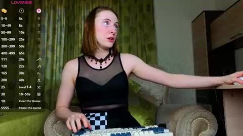 Snapshot of adelina_cowell chatting on 06-10-26, 02:05 Adelina online show from 06-10-26, 02:05