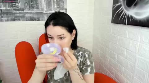 Snapshot of adell_berry chatting on 02-21-25, 08:18 Adel online show from 02-21-25, 08:18