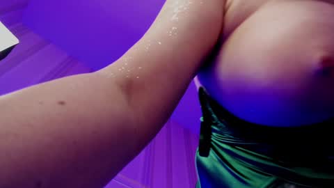 Snapshot of adelladulce1 chatting on 12-25-24, 04:32 Adella online show from 12-25-24, 04:32