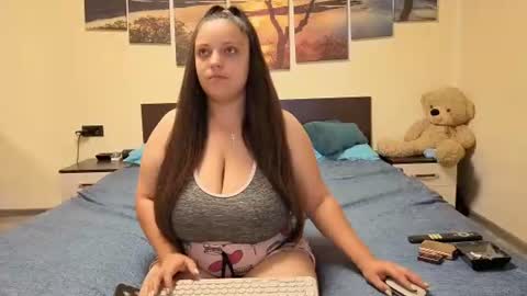Snapshot of adellineee chatting on 06-15-26, 08:33 Adellineee online show from 06-15-26, 08:33