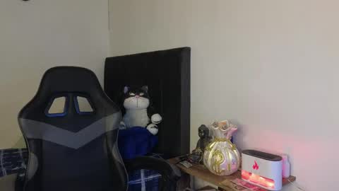 Snapshot of ades_lowe chatting on 04-30-26, 05:25 Ades online show from 04-30-26, 05:25