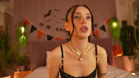 adoracortes online show from 10-28-25, 05:11