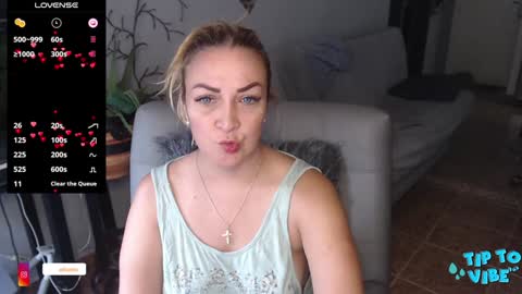 Snapshot of adrianapdes chatting on 01-21-25, 01:00 Adriana Paredes online show from 01-21-25, 01:00
