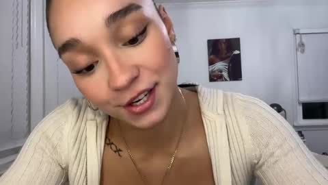 Snapshot of adriannarodriguez chatting on 02-08-25, 02:47 Adrianna online show from 02-08-25, 02:47