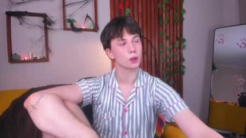 Snapshot of adrianoaubert chatting on 10-31-25, 03:29 adrianoaubert online show from 10-31-25, 03:29