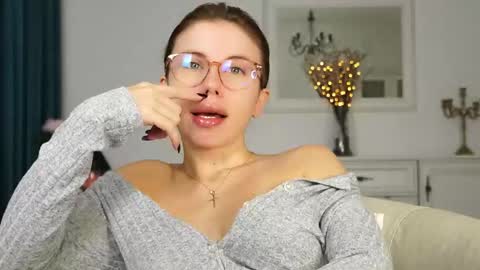 Aelia online show from 10-09-25, 04:21