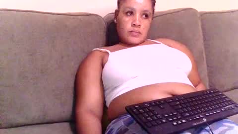 Snapshot of african005 chatting on 02-17-26, 08:04 loise online show from 02-17-26, 08:04