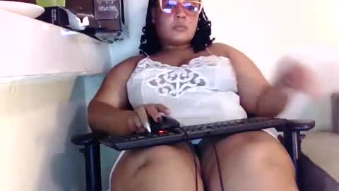 Snapshot of african005 chatting on 02-19-26, 08:05 loise online show from 02-19-26, 08:05