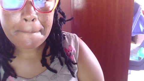Snapshot of african005 chatting on 05-29-26, 10:46 loise online show from 05-29-26, 10:46