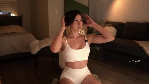 Snapshot of afrodita__25 chatting on 06-09-26, 10:21 Emma online show from 06-09-26, 10:21