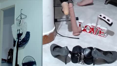 Snapshot of afroditacute16 chatting on 09-10-25, 10:21 afroditacute16 online show from 09-10-25, 10:21