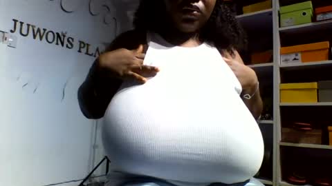 Snapshot of afroprincessx chatting on 07-06-26, 10:01 afroprincessx online show from 07-06-26, 10:01