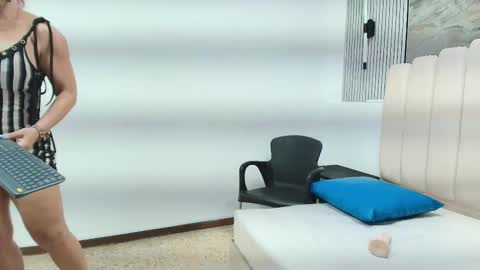 Snapshot of agatha_fit chatting on 11-28-25, 01:14 AGATHA online show from 11-28-25, 01:14