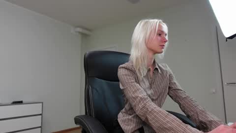 Agelina Lilly Laura online show from 11-19-25, 05:35