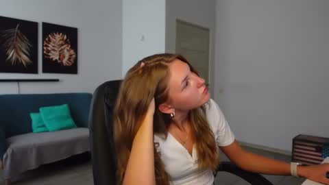 Agelina Lilly Laura online show from 08-03-26, 09:04