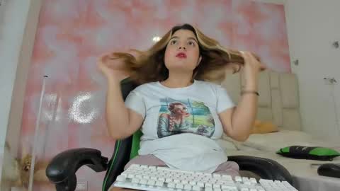 Snapshot of aida_rose chatting on 10-07-25, 12:52 karoline online show from 10-07-25, 12:52