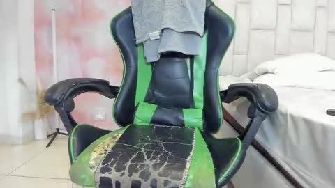 Snapshot of aida_rose chatting on 10-16-25, 05:47 karoline online show from 10-16-25, 05:47