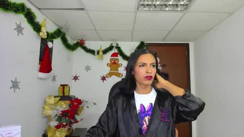 Snapshot of aisha_hotts777 chatting on 12-23-25, 08:01 Aisha online show from 12-23-25, 08:01