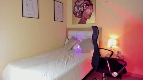 Snapshot of aitana_brown chatting on 02-21-25, 01:11 Aitana Brown online show from 02-21-25, 01:11