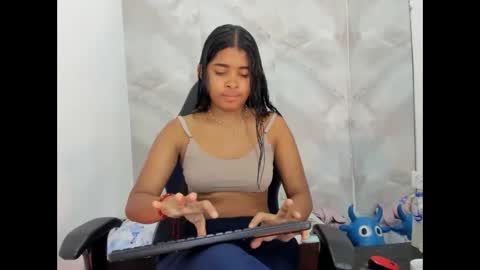 aitana online show from 10-12-25, 01:43