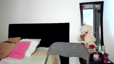 Snapshot of akanekihm chatting on 12-22-25, 11:29 MIRANDA online show from 12-22-25, 11:29