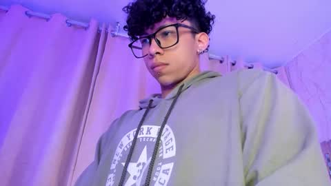 Snapshot of akazaboy chatting on 12-21-25, 04:30 akazaboy online show from 12-21-25, 04:30