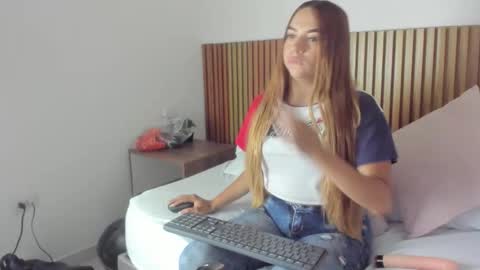 Snapshot of alaia05 chatting on 03-17-26, 02:53 A L A I A online show from 03-17-26, 02:53