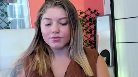 Snapshot of alaia_greyy chatting on 04-28-26, 01:05 Alaia online show from 04-28-26, 01:05