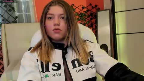 Snapshot of alaia_greyy chatting on 04-29-26, 01:26 Alaia online show from 04-29-26, 01:26