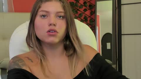 Snapshot of alaia_greyy chatting on 05-21-26, 01:29 Alaia online show from 05-21-26, 01:29