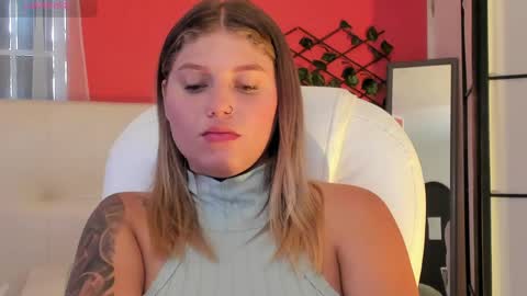 Snapshot of alaia_greyy chatting on 05-26-26, 01:18 Alaia online show from 05-26-26, 01:18