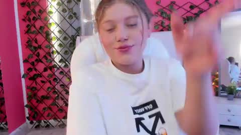 Snapshot of alaia_greyy chatting on 07-10-26, 01:14 Alaia online show from 07-10-26, 01:14