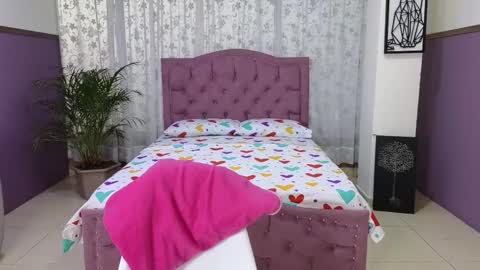 Alaia Skater online show from 10-19-25, 10:49