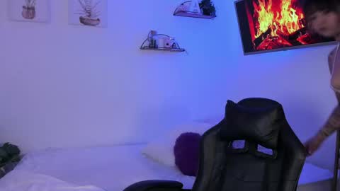 Snapshot of alaiarogerss chatting on 04-30-26, 10:43 online show from 04-30-26, 10:43