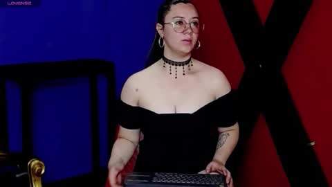 Snapshot of alaiia___ chatting on 11-26-25, 02:23 Alaiia online show from 11-26-25, 02:23