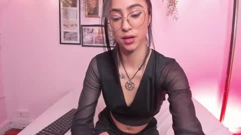 Snapshot of alana_martinez_ chatting on 10-17-25, 01:35 Alana online show from 10-17-25, 01:35