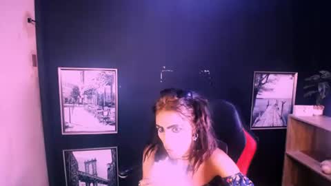 alanadelray online show from 11-18-25, 06:29