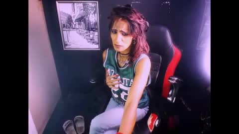 alanadelray online show from 12-04-25, 07:06