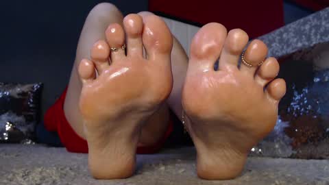 Snapshot of alanna_gold chatting on 12-24-24, 06:00 Alanna online show from 12-24-24, 06:00