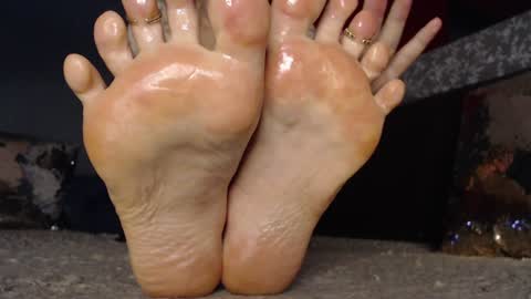 Snapshot of alanna_gold chatting on 01-04-25, 03:29 Alanna online show from 01-04-25, 03:29