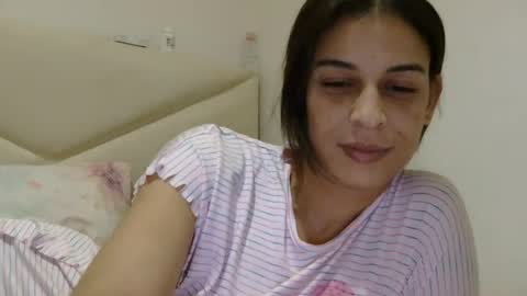 Snapshot of alaouirim25 chatting on 06-17-26, 01:08 AllylicArabis online show from 06-17-26, 01:08