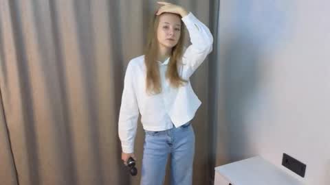 Lola online show from 10-24-25, 04:20