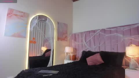 Alejandra Arango online show from 10-27-25, 07:40