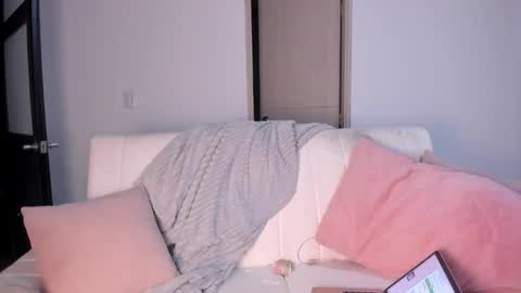 Snapshot of alejandraaa_ chatting on 12-18-25, 02:06 alejandraaa_ online show from 12-18-25, 02:06