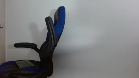 Snapshot of alejo_hot23 chatting on 01-18-25, 04:10 David online show from 01-18-25, 04:10