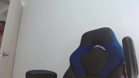 Snapshot of alejo_hot23 chatting on 03-01-25, 04:00 David online show from 03-01-25, 04:00