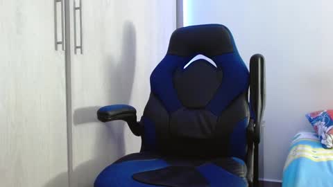 Snapshot of alejo_hot23 chatting on 09-25-25, 02:04 David online show from 09-25-25, 02:04